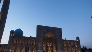 きらびやかなメドレセ