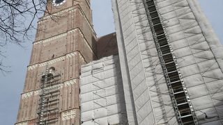 片方の塔の外観が工事中！