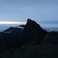 雲海の天狗岳を望む