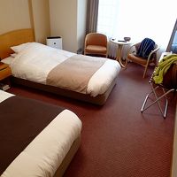 お部屋はツインベッド。老夫婦には快適に過ごせました。