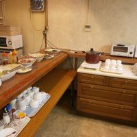 朝食会場です。バイキングスタイル。ご飯はなくパンのみ。