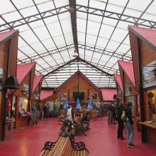 お土産屋が並んでいます