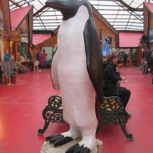 店内にペンギンのオブジェがあります