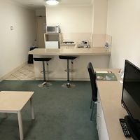 ワンルームマンション的。キッチンは一通り揃っている