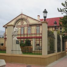 アルトゥーロ・プラット広場に面してあります