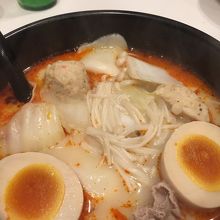 煮卵、白菜、エノキ、羊、練り物