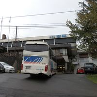 ホテル前を走るロープはスキーリフト用のロープです。