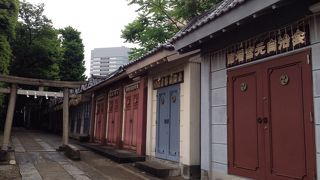 参道に蔵が並ぶ