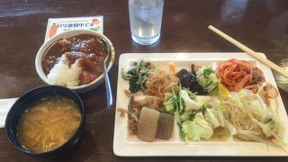 地元の野菜を使ったバイキング