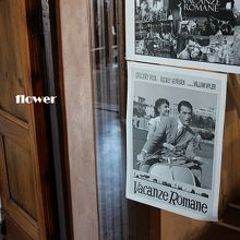 お土産店のドアに「ローマの休日」のポスターが！