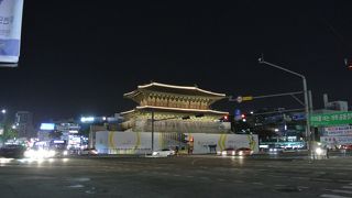 工事中ですがライトアップされていました