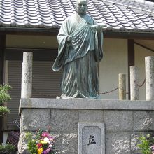 妙浄寺境内日進上人立像