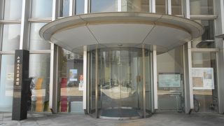 目の前に岡山公園が広がって和歌山県立近代美術館と隣り合って建っています