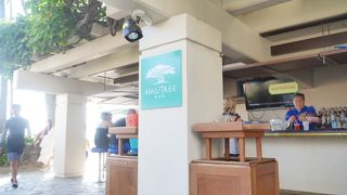 ハウツリーバー　ヒルトンハワイアンビレッジのプールサイドカジュアルバー