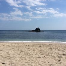 中央に赤い鳥居の小島ga