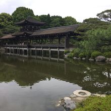 出口近くの名所