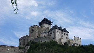 城の上からきれいな街の景色が見える