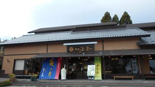 「阿部蒲鉾店」と並んで建っています