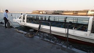 前方は屋根が掛かっており、後方はオーブンデッキの船