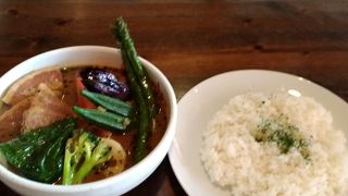 大通駅より少し歩いたところにある隠れ家のようなスープカレー店