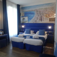 かわいらしい内装。壁にはニースの海岸が描かれてました。