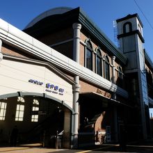 建て替えられた橋上駅、東武東上線　坂戸駅　南口です。