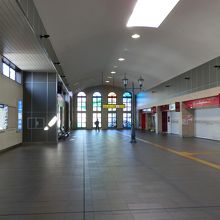 坂戸駅の自由通路の幅は実に広い。