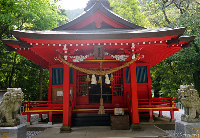 山の中にある奥ゆかしい厳島神社