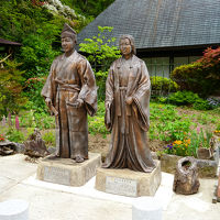 入口には那須大八郎と鶴富姫の銅像がお出迎え