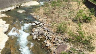 五月雨を集めて早し最上川・・・とな