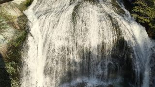 大きな滝とドライブイン