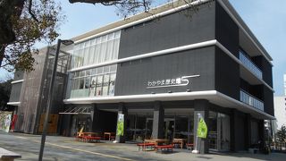 入口は別になっていますが和歌山歴史館と同じ建物内にあります