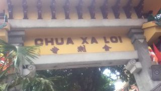 静かな路地沿いにある