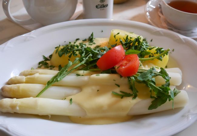 絶好の立地の素敵なカフェ Schinkelwache