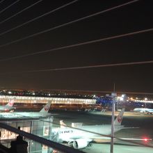 JALがすごい数で一列に並んでいる