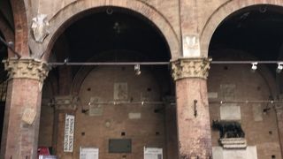 マンジャの塔を有する市庁舎