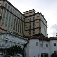 ホテルと一緒の建物です