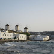 ミコノス島のシンボルの風車と驚きの強風