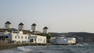 ミコノス島のシンボルの風車と驚きの強風