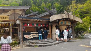 とり天定食はボリュームがあり美味しい。が接客が若干残念