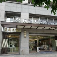 大きいビルであるが、同ビル内に他の会社が隣接