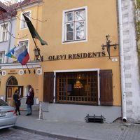 入口、外観、旗が出てます。