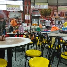 朝からラーメンの店内