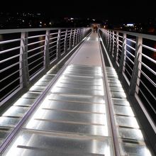 空港と地下鉄駅の間の歩道橋　一部透かし板で川の流れが見える