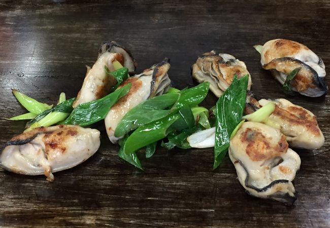 美人二人が焼く日生カキお好み焼き