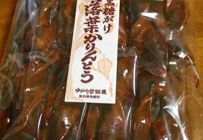 「落葉かりんとう」は、細長い板状のため、食感が硬め