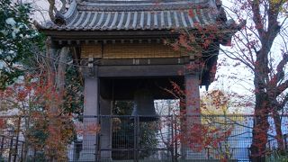 少し中国風のような鐘楼