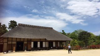 茅葺き屋根の家