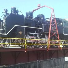 SL車両が転車台に乗せられて展示されてます