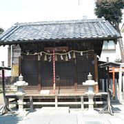 時の鐘の下にある小さな薬師神社。地味です。